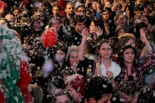 50 Bin Kişi Kar Altında Sevgililer Günü’nü Kutladı