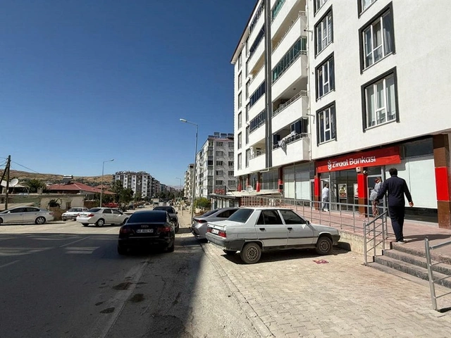 Ziraat Bankası Afşin Şubesi, Deprem Sonrası Geçici Adreste Hizmet Veriyor