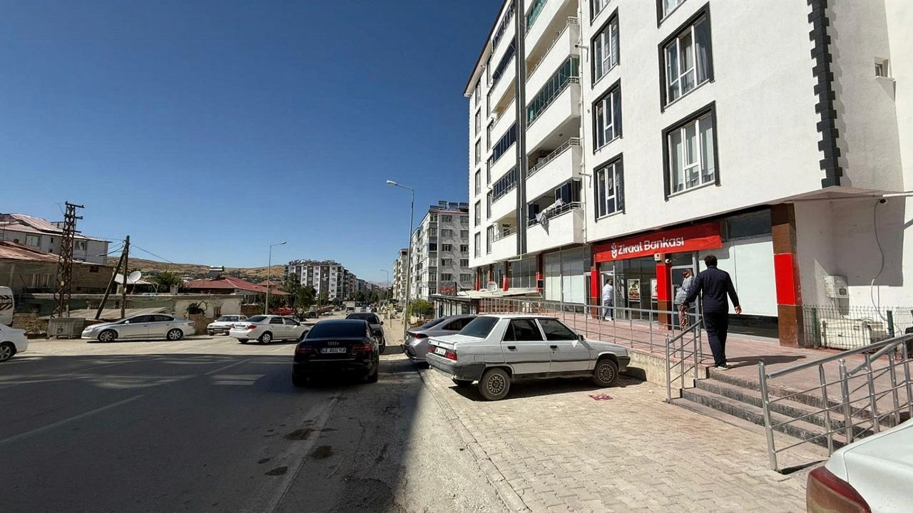 Ziraat Bankası Afşin Şubesi, Deprem Sonrası Geçici Adreste Hizmet Veriyor